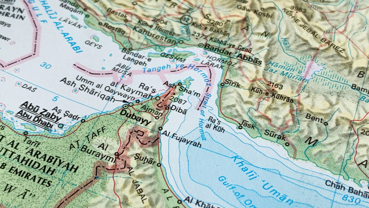 Δεξαμενόπλοιο φλέγεται στα Στενά του Ορμούζ, το χτύπησε το Ιράν με δύο drone
