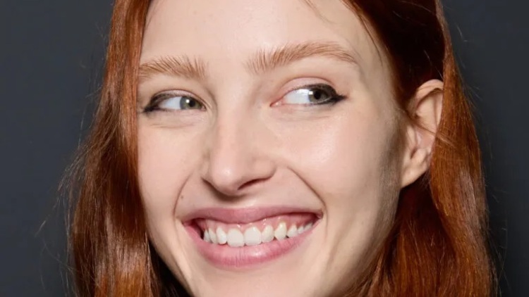 Oil Pulling: To viral trend του Tik-Tok που υπόσχεται πιο λευκά δόντια με ένα μόνο συστατικό