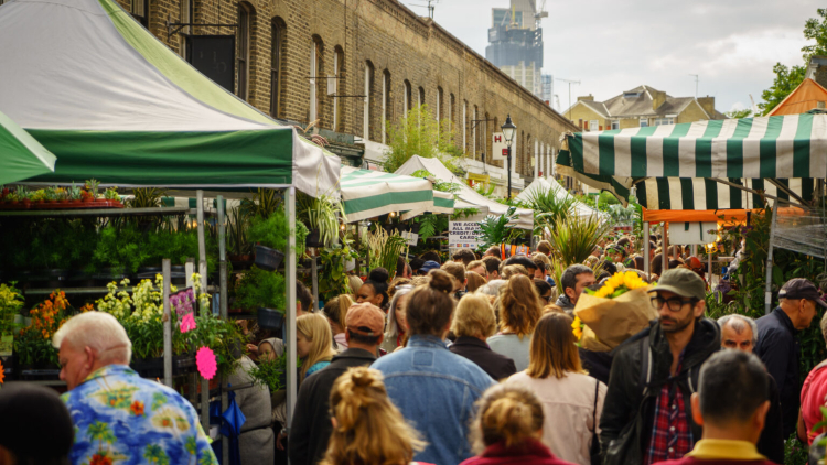 Columbia Road Market: Ζήσαμε την εμπειρία της θεαματικής υπαίθριας αγοράς του Λονδίνου