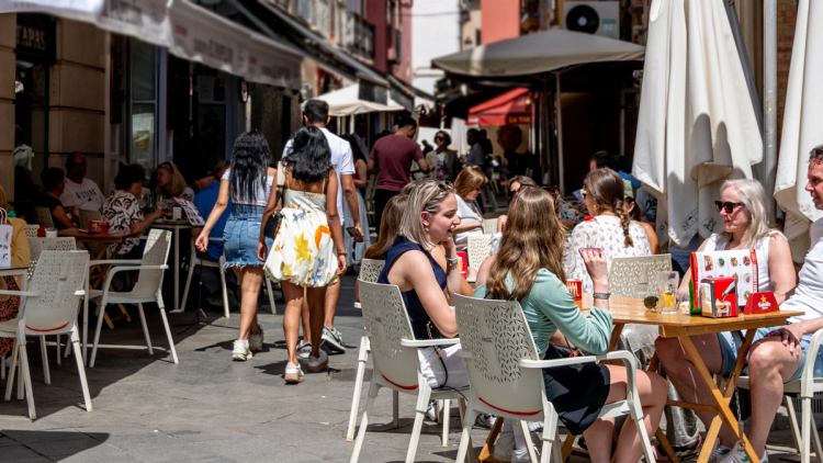 Από την 1η Απριλίου η νέα κλαδική σύμβαση στον επισιτισμό με αυξήσεις μισθών 8% το 2026 και 4% το 2027
