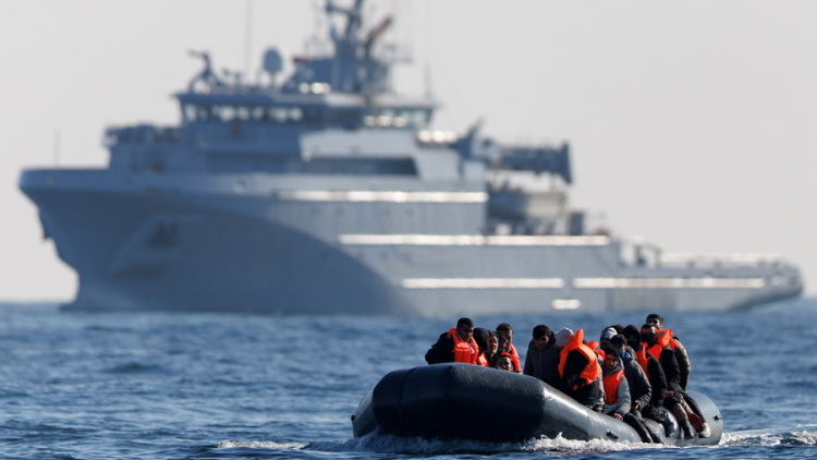 «Υστερικές οι αντιδράσεις» των δεξιών πολιτικών με τους μετανάστες μας, διαμαρτύρεται ο Αλβανός πρέσβης στη Βρετανία
