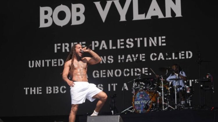 Καμία δίωξη στο συγκρότημα Bob Vylan για τα συνθήματα κατά του Ισραήλ στο Φεστιβάλ Γκλάστονμπερι