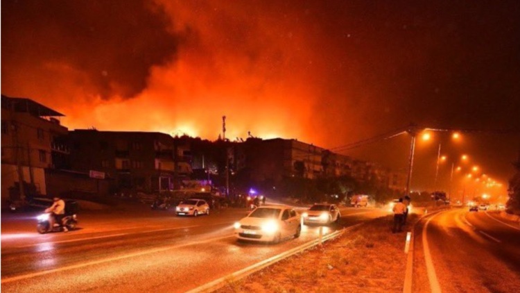 Νέα μεγάλη πυρκαγιά στην Τουρκία - Έκλεισε ο αυτοκινητόδρομος που συνδέει  τη Σμύρνη με την Τσεσμέ, δείτε