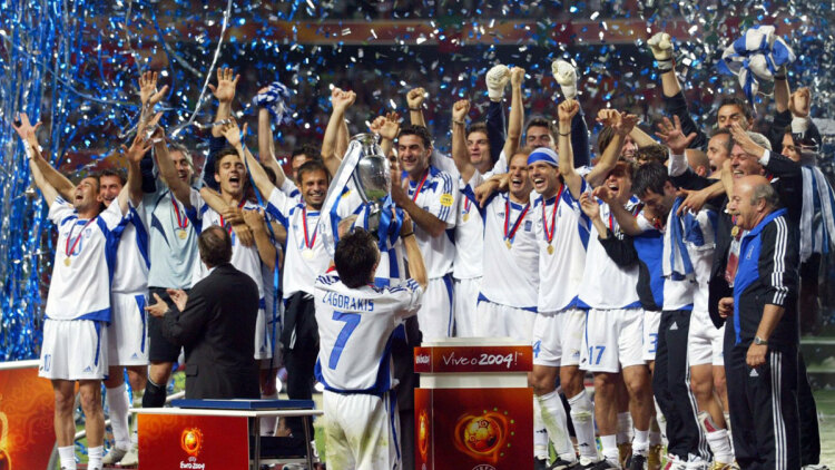 Το Euro 2004… ξαναζεί: Πώς η Εθνική Ελλάδας ενέπνευσε τον Ιταλό προπονητή των Κομόρων