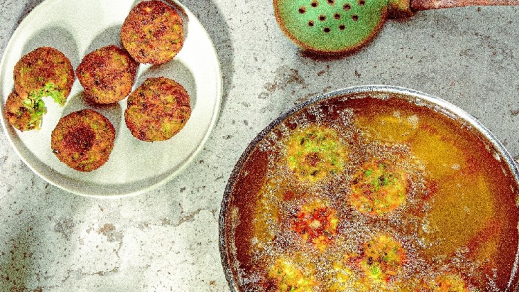 Το τυρί, το σχήμα, το τηγάνι: Τα μυστικά των σεφ για θεϊκούς κολοκυθοκεφτέδες