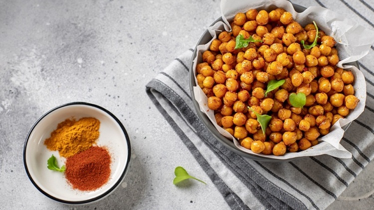 Ρεβίθια στον φούρνο αντί για πατατάκια – Το υγιεινό και νόστιμο σνακ