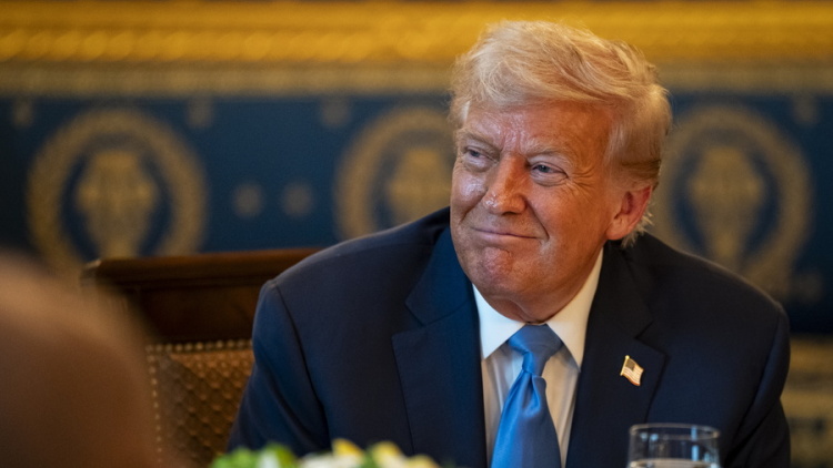 Ο Τραμπ λέει τώρα πως θέλει να έρθουν στο φως τα αρχεία για την υπόθεση Έπσταϊν