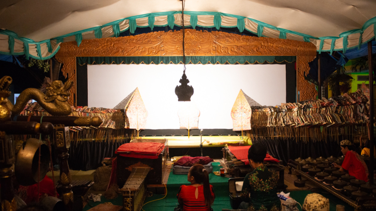 
Ο φωτογράφος Κωνσταντίνος Κορσοβίτης μας μυεί στη μαγεία του θεάτρου σκιών της Ινδονησίας