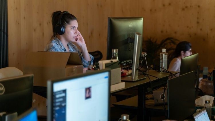 Γιατί όλοι νιώθουμε τόσο εξαντλημένοι, διαρκώς, από τη δουλειά μας;
