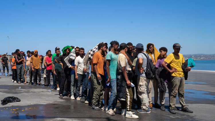 Στη Βουλή το νομοσχέδιο για τη νόμιμη μετανάστευση: Αυστηρές ποινές για τους δουλέμπορους, αλλαγές στις ΜΚΟ 