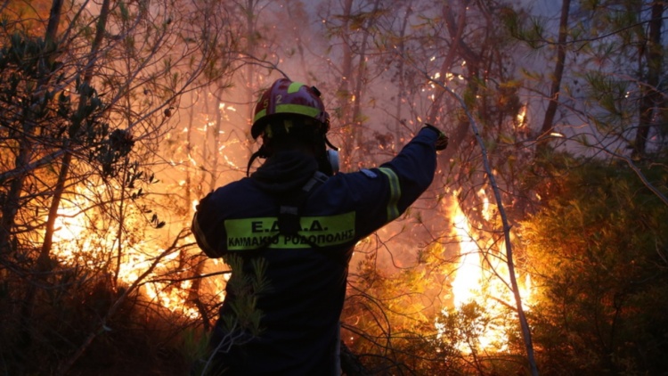 Φωτιά τώρα στον Ασπρόπυργο Αττικής, σηκώθηκαν ελικόπτερα

