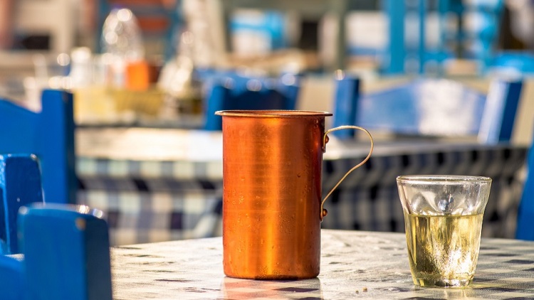 Η ιστορία πίσω από την αγάπη των Ελλήνων για τη ρετσίνα