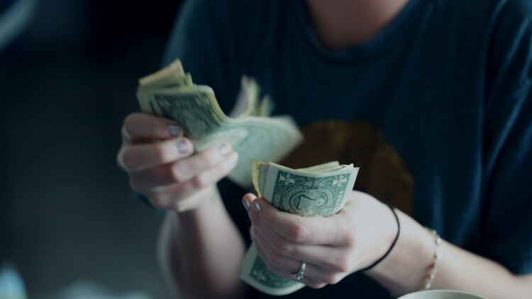 Cash only Weekend: Πώς ένα απλό hack μπορεί να σας βοηθήσει να μην βγείτε εκτός προϋπολογισμού το Σαββατοκύριακο