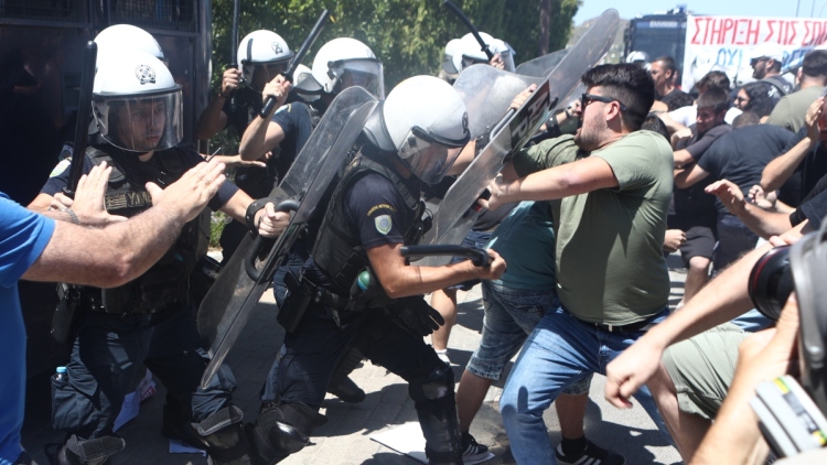 Δακρυγόνα και επεισόδια μεταξύ φοιτητών και ΜΑΤ έξω από τη Σύνοδο των Πρυτάνεων