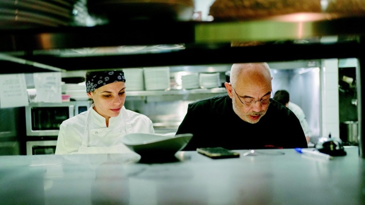 24 ώρες στο Τραβόλτα: Όλο το παρασκήνιο από το άνοιγμα μέχρι το κλείσιμο της ταβέρνας