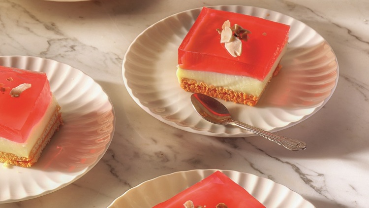 Κρύο γλυκό ψυγείου με κρέμα και ζελέ