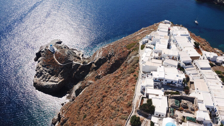 Στο Κάστρο της Σίφνου: Μια βουτιά στη μεσαιωνική μαγεία των Κυκλάδων
