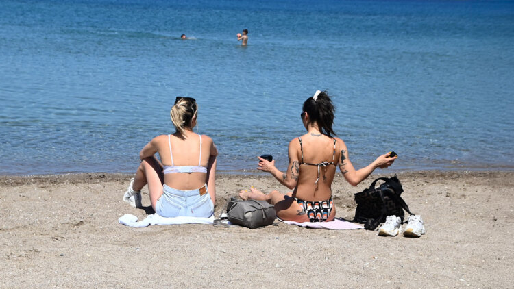 Καιρός: Με μελτέμια και 33άρια το Σαββατοκύριακο - Πού υπάρχει πιθανότητα βροχής