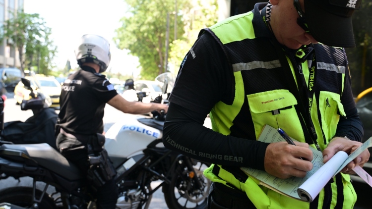 Ένας χρόνος «Μηδενική ανοχή στη μη χρήση κράνους», σχεδόν 975.000 έλεγχοι και 95.603 παραβάσεις
