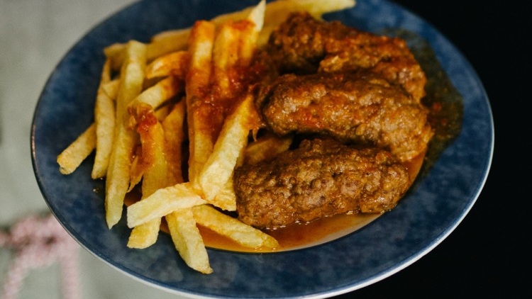 Τα σουτζουκάκια της ιστορικής ταβέρνας «Νικήτας»