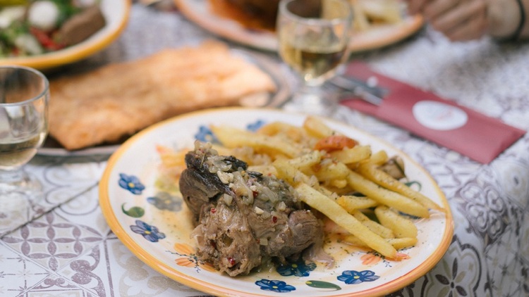 Tavernier: Μια οικογενειακή ταβέρνα κρυμμένη στη γειτονιά της Νέας Κηφισιάς