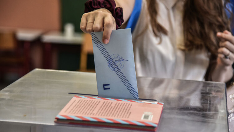 Δημοσκόπηση Alco: Στο 25,1% με άνοδο 1,6 μονάδες η ΝΔ στην πρόθεση ψήφου, διαφορά 14,3% από το ΠΑΣΟΚ