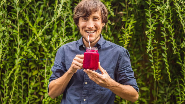 Ο κατακόκκινος χυμός που ρίχνει την πίεση στους 60χρονους – Αρκούν 2 «σφηνάκια» την ημέρα