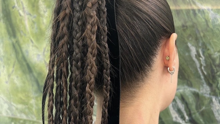 Το «Medusa Ponytail» είναι το πιο cool χτένισμα του καλοκαιριού
