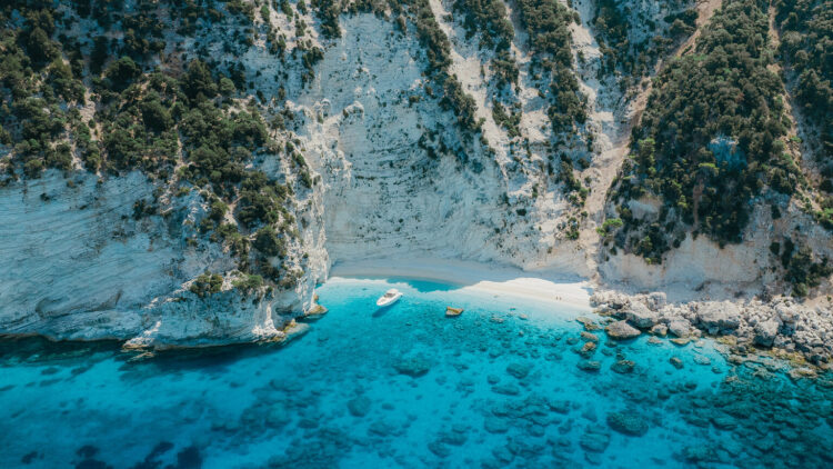 Οι μαγευτικές παραλίες της Ιθάκης που προσεγγίζονται μόνο με σκάφος