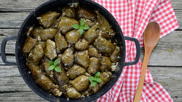Πώς ψήνουμε τα ντολμαδάκια στη γάστρα – Τι πρέπει να προσέχουμε