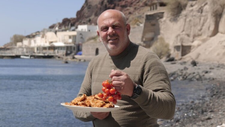 Ακρωτήρι Σαντορίνης: Ταξίδι στην προϊστορική Θήρα με γεύση από «Τρομερούς» ντοματοκεφτέδες
