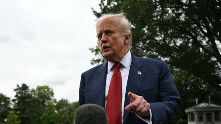 Ο Τραμπ απειλεί με πρόσθετους δασμούς 35% την Ε.Ε. αν δεν τηρηθούν οι επενδυτικές δεσμεύσεις