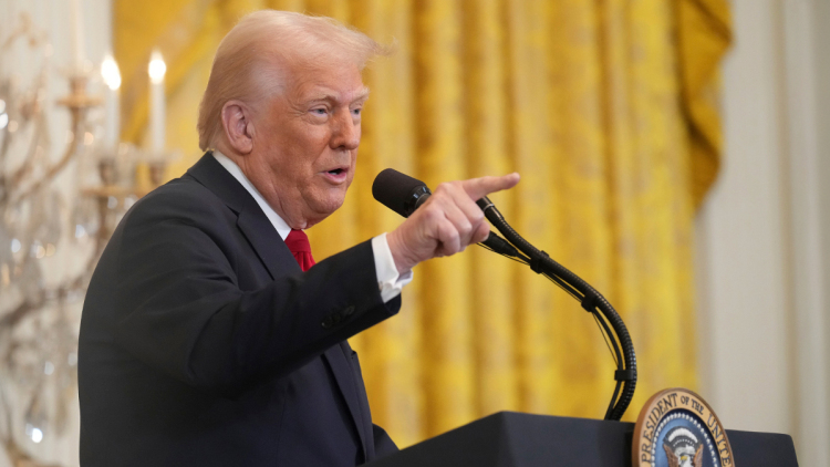 Το παίρνει πάνω του ο Τραμπ για την Ουκρανία: Θέλει να συναντηθεί μόνος του με Πούτιν και Ζελένσκι την επόμενη εβδομάδα - Ενημέρωσε τους Ευρωπαίους