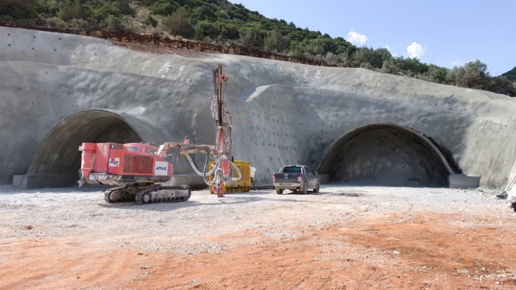 Μπράλος – Άμφισσα: Παίρνει μορφή ο «κρυμμένος» νέος δρόμος των δύο σηράγγων και των έξι γεφυρών