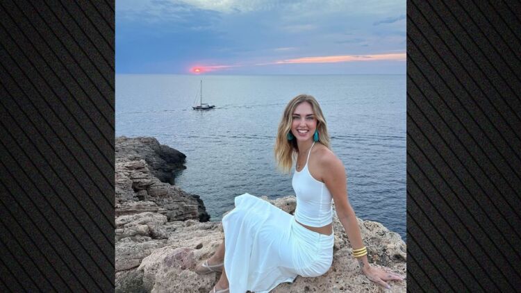 Κιάρα Φεράνι: Στο αγαπημένο μου μέρος με τους αγαπημένους μου ανθρώπους, γράφει από την Ίμπιζα