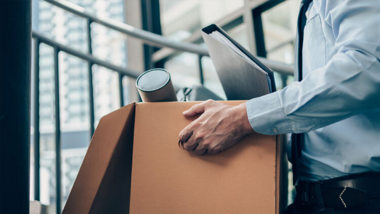 Τα 3 μυστικά για να μην σας πιάσει το «ραντάρ» των απολύσεων