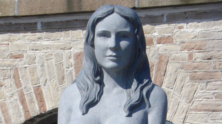 Γυμνόστηθο άγαλμα γοργόνας διχάζει τη Δανία: «Είναι πορνογραφικό» λένε - Εξετάζεται η απόσυρσή του