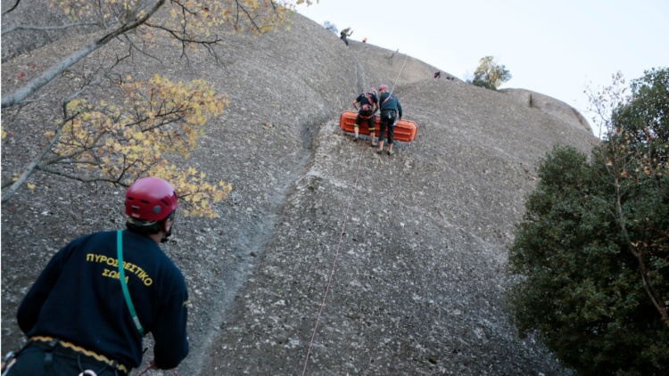 Ολοκληρώθηκε η επιχείρηση της πυροσβεστικής για τη μεταφορά βαριά τραυματισμένης γυναίκας στη Σαμοθράκη 