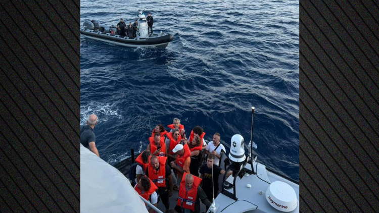 Δεν μας ενημέρωσαν, λένε οι επιβάτες του πλοίου που προσάραξε σε ξέρα στα Νέα Στύρα - Έρευνα από το υπουργείο Ναυτιλίας, βίντεο και φωτογραφίες