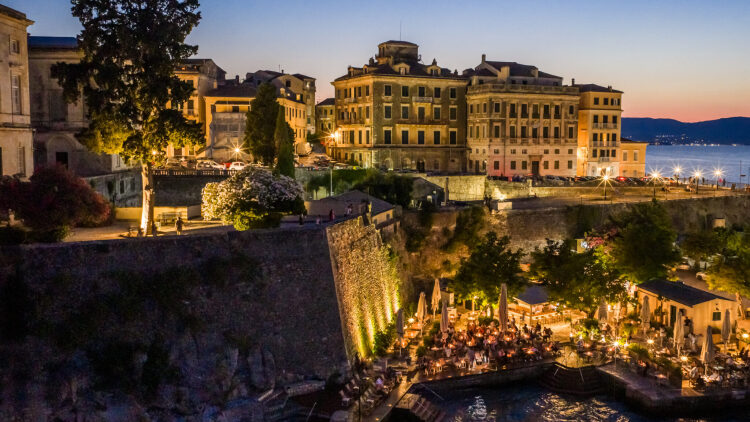 Καλοκαίρι στην Κέρκυρα: Ένας all-day beach προορισμός που έγινε σημείο αναφοράς στο νησί

