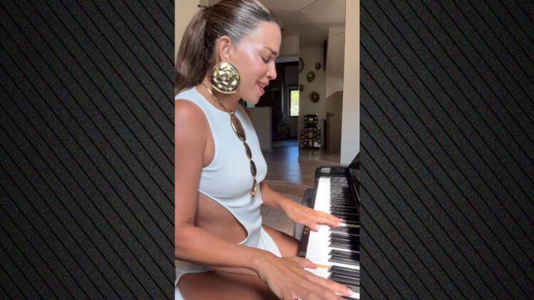 H Κατερίνα Στικούδη παίζει πιάνο και τραγουδάει στο σαλόνι του σπιτιού της με σέξι φόρεμα - Δείτε το βίντεο