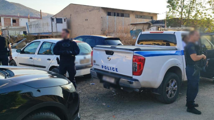 Νύχτα βίας στον Ασπρόπυργο: Έβαλαν φωτιές στον δρόμο. πέταξαν πέτρες σε λεωφορείο και οχήματα της ΕΛΑΣ, αστυνομικός τραυματίστηκε στο κεφάλι