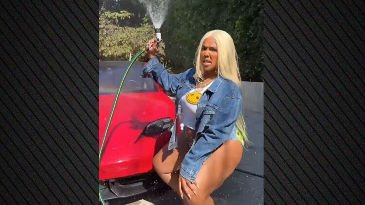 Η Lizzo χορεύει twerk ενώ πλένει ένα αυτοκίνητο - Δείτε το βίντεο