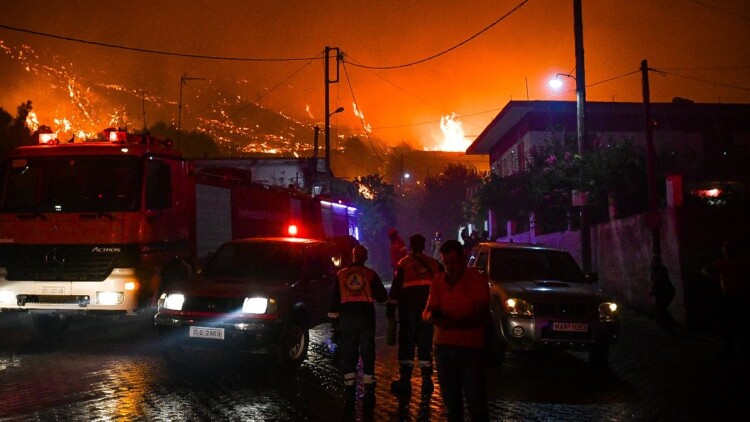 Μέτωπα χιλιομέτρων από τις φωτιές στην Ηλεία - Αναζωπύρωση στο Χελιδόνι, εκκενώνεται η Ηράκλεια, μπαράζ μηνυμάτων από 112