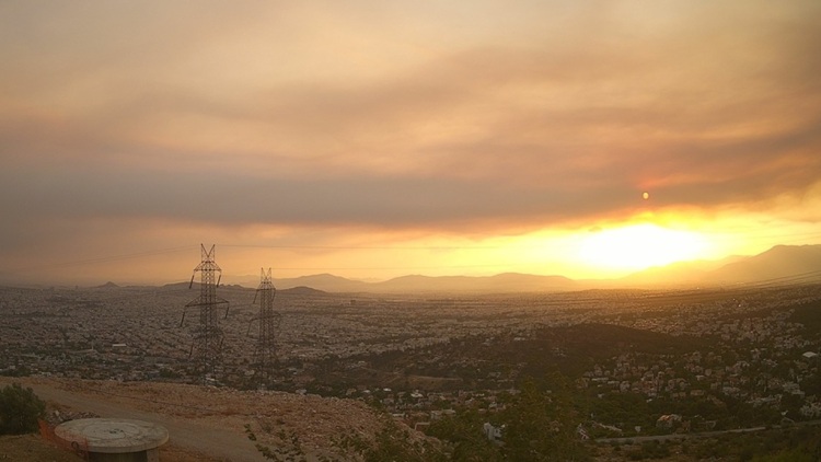 Οι ισχυροί άνεμοι μετέφεραν τους καπνούς από την Τουρκία... στην Αττική - Δείτε χάρτη και φωτογραφίες