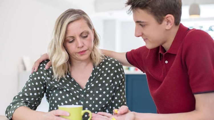 Ποιοι είναι οι «αφανείς» φροντιστές που σηκώνουν μεγάλο βάρος, με τεράστιο ψυχικό κόστος