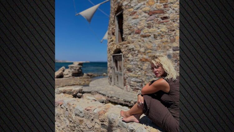 Η Ελεωνόρα Ζουγανέλη φωτογραφίζεται στους ανεμόμυλους της Χίου