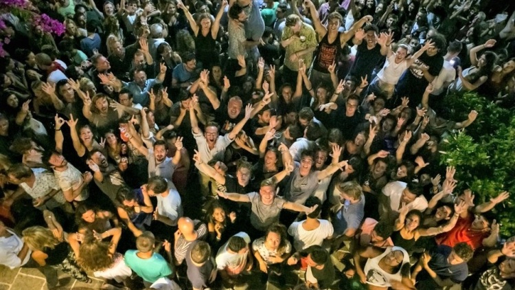 Σίφνος: Η πανσέληνος του Αυγούστου φέρνει ξανά το μεγαλύτερο street party των Κυκλάδων