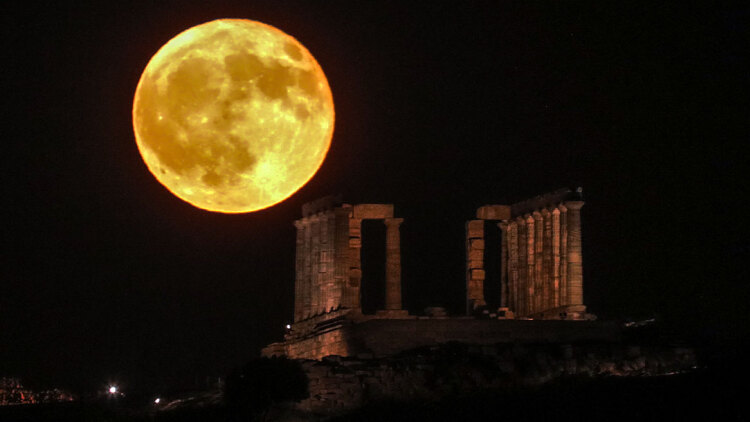 Η «Πανσέληνος του Οξύρρυγχου» φώτισε τον αυγουστιάτικο ουρανό - Φωτογραφίες από το Σούνιο ως το Νεκρομαντείο του Αχέροντα