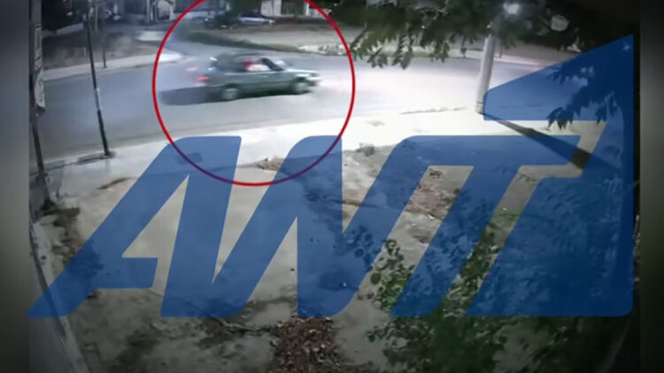 Ζεφύρι: Καρέ-καρέ η στιγμή  που οδηγός αυτοκινήτου παρασύρει και εγκαταλείπει μηχανή